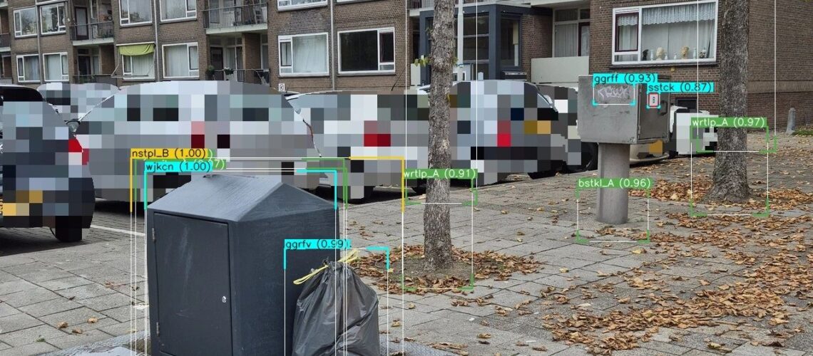 AI-inspectie openbare ruimte: model herkent zwerfafval, containers en naastplaatsingen te midden van herfstbladeren op straat.