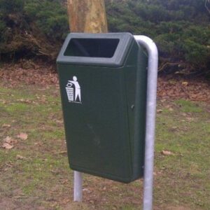 Beplakking en graffiti op afvalbak, niveau A