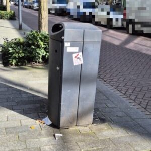 Beplakking en graffiti op afvalbak, niveau B