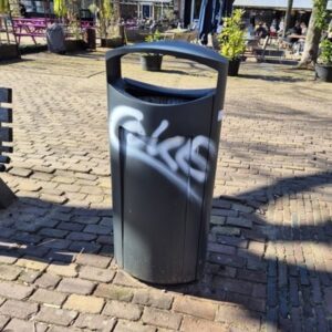 Beplakking en graffiti op afvalbak, niveau C