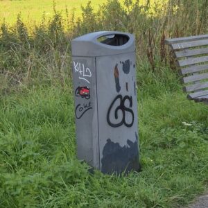 Beplakking en graffiti op afvalbak, niveau D
