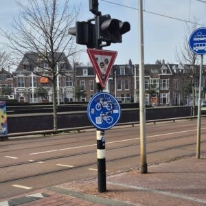 Beplakking en graffiti op verkeersbord, niveau D