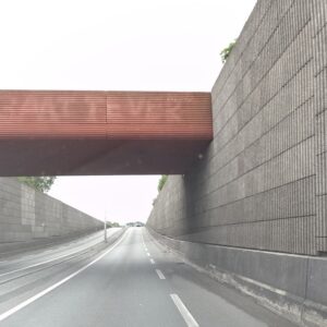 Beplakking en graffiti op kunstwerken, niveau B
