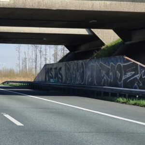 Beplakking en graffiti op kunstwerken, niveau D