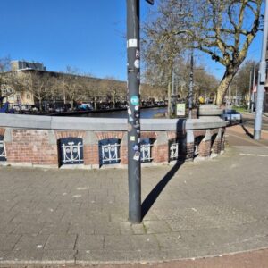 Beplakking en graffiti op verkeersvoorzieningen, niveau D