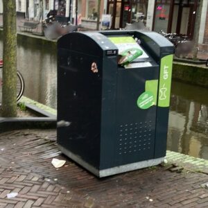 Beplakking en graffiti op wijkcontainer, niveau A