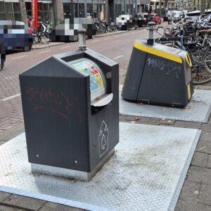 Beplakking en graffiti op wijkcontainer, niveau B