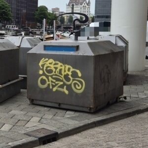 Beplakking en graffiti op wijkcontainer, niveau C