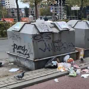 Beplakking en graffiti op wijkcontainer, niveau D