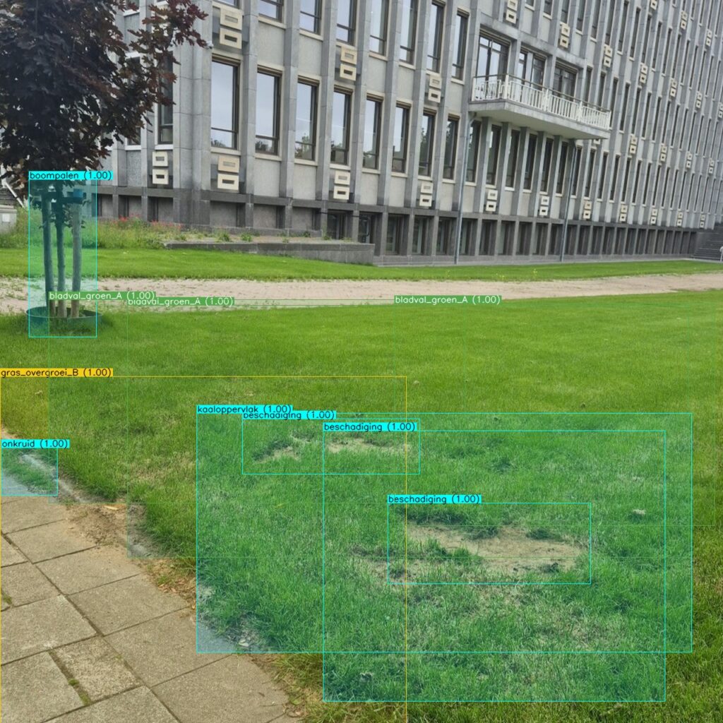 AI-detectie van meerdere kale plekken en beschadigd gazon op een gazon voor een kantoorgebouw