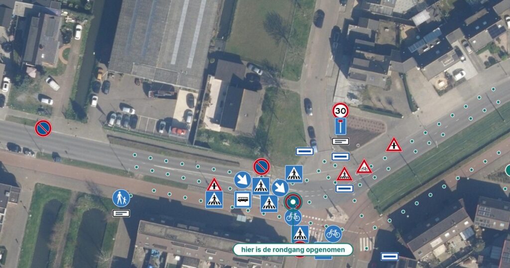 Luchtfoto van een kruispunt met de achttien gemeten verkeersborden erop