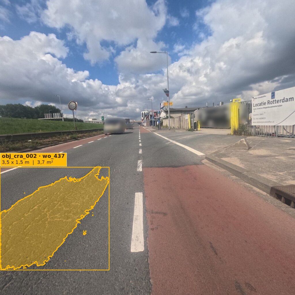 Craquelé in asfalt, door UrbanVue omlijnd met een oppervlakte van 3,7 m²