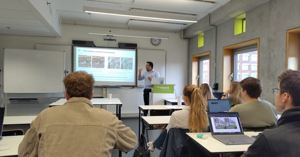 Kambiz Elmi Anaraki geeft een gastles aan studenten van de minor Smart Cities in een collegezaal van De Haagse Hogeschool