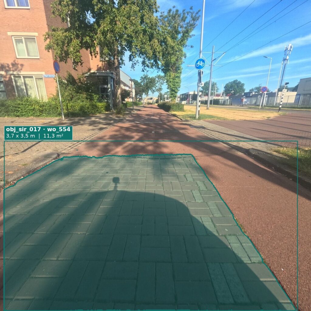 Sleufherstel in een voetpad langs een fietspad, door UrbanVue omlijnd met een oppervlakte van 11,3 m²